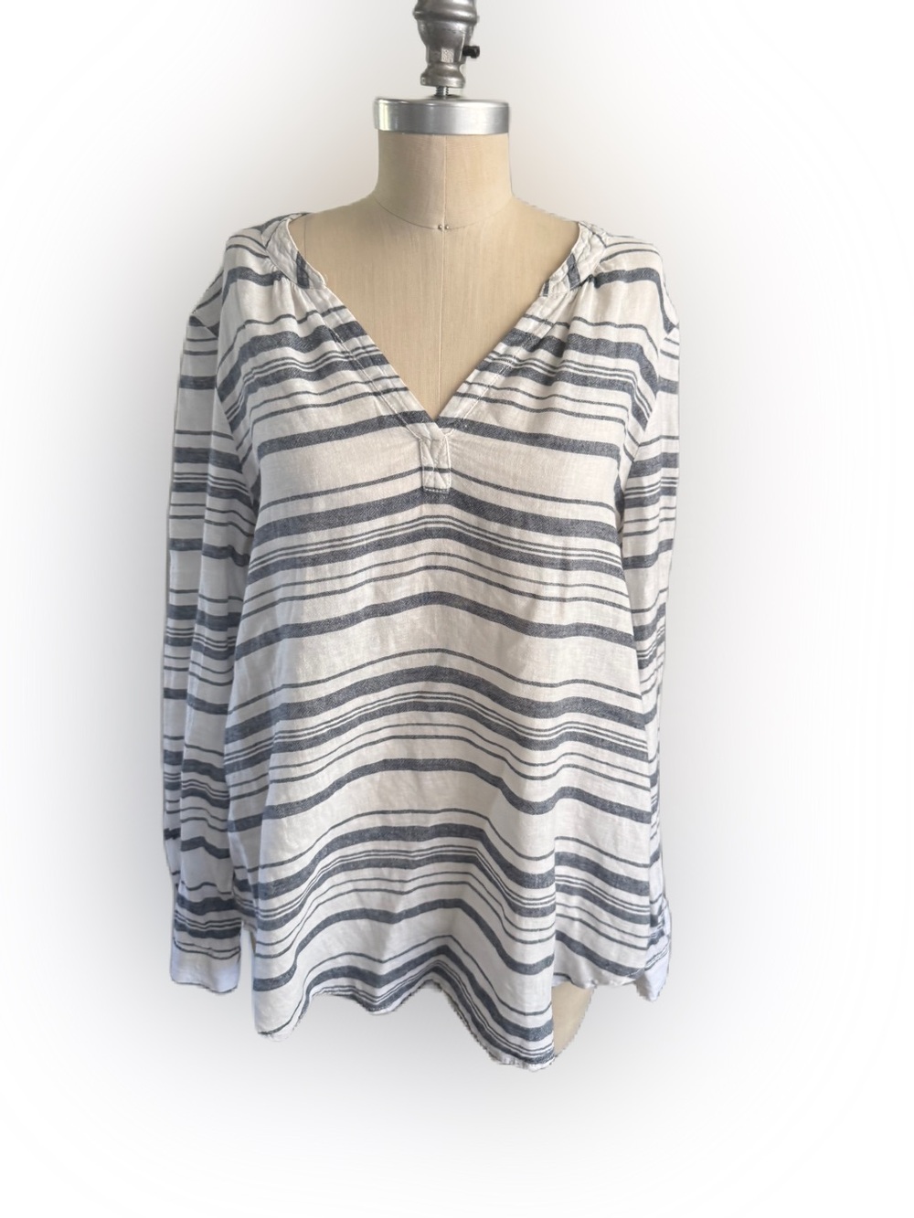 Beachllunchloingr Women’s Long Sleeve Gray and White Horizontal Stripe Top. M